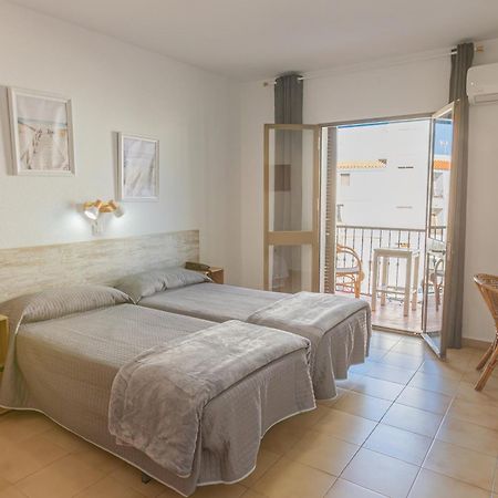 Hotel Tres Jotas Conil Conil De La Frontera Eksteriør billede