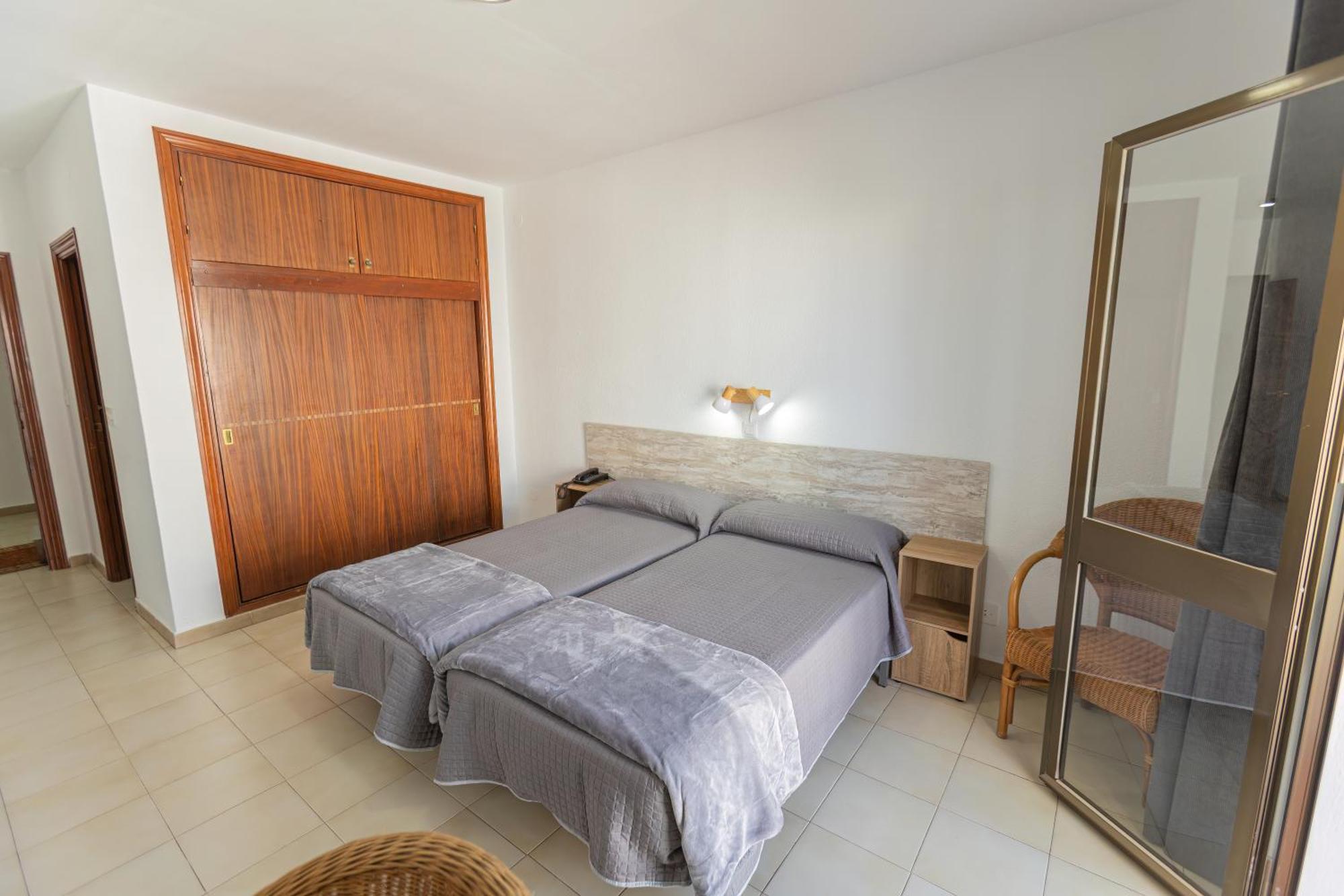 Hotel Tres Jotas Conil Conil De La Frontera Eksteriør billede