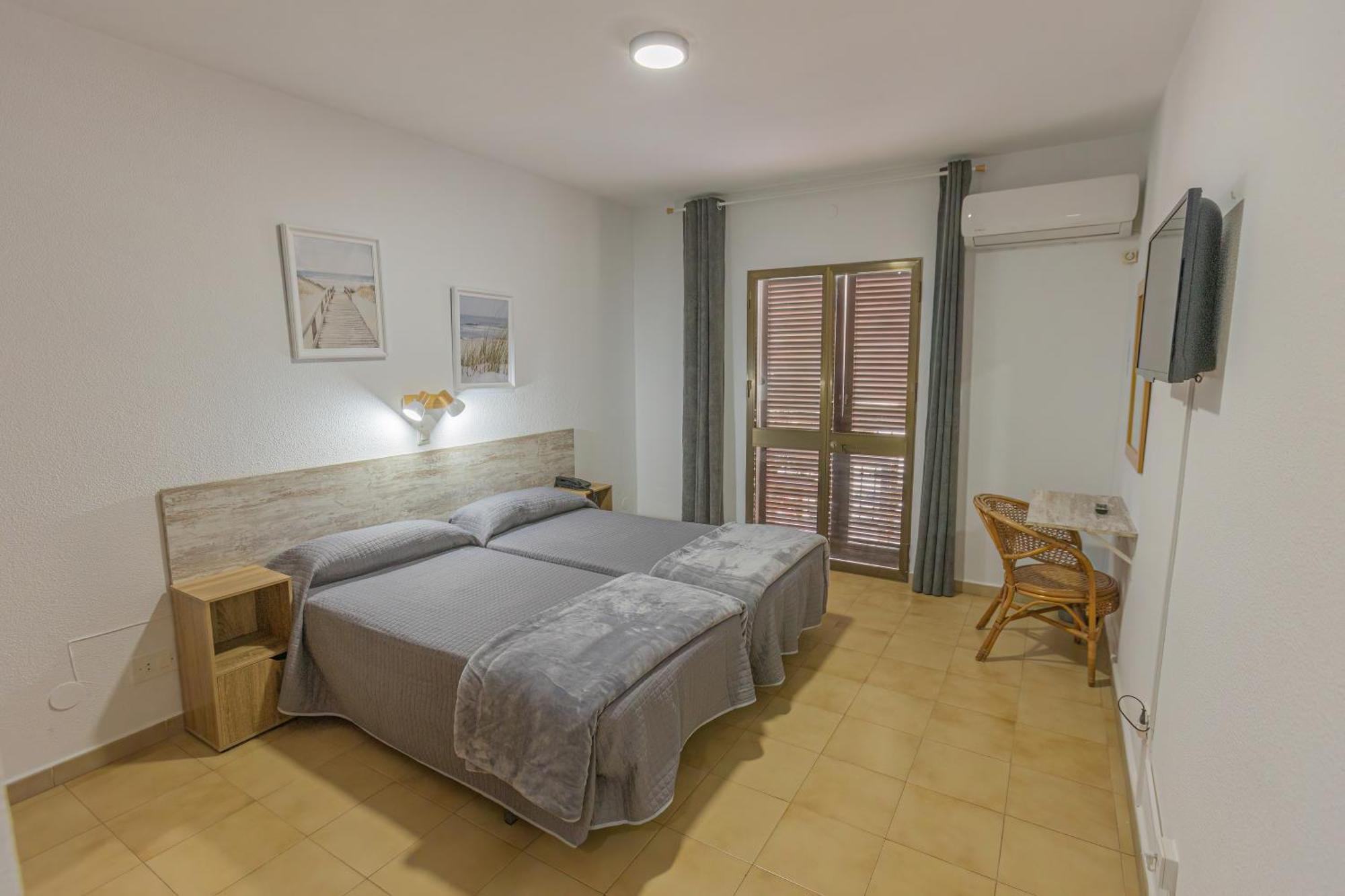 Hotel Tres Jotas Conil Conil De La Frontera Eksteriør billede