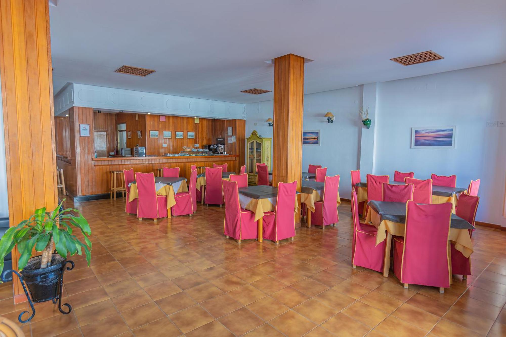 Hotel Tres Jotas Conil Conil De La Frontera Eksteriør billede