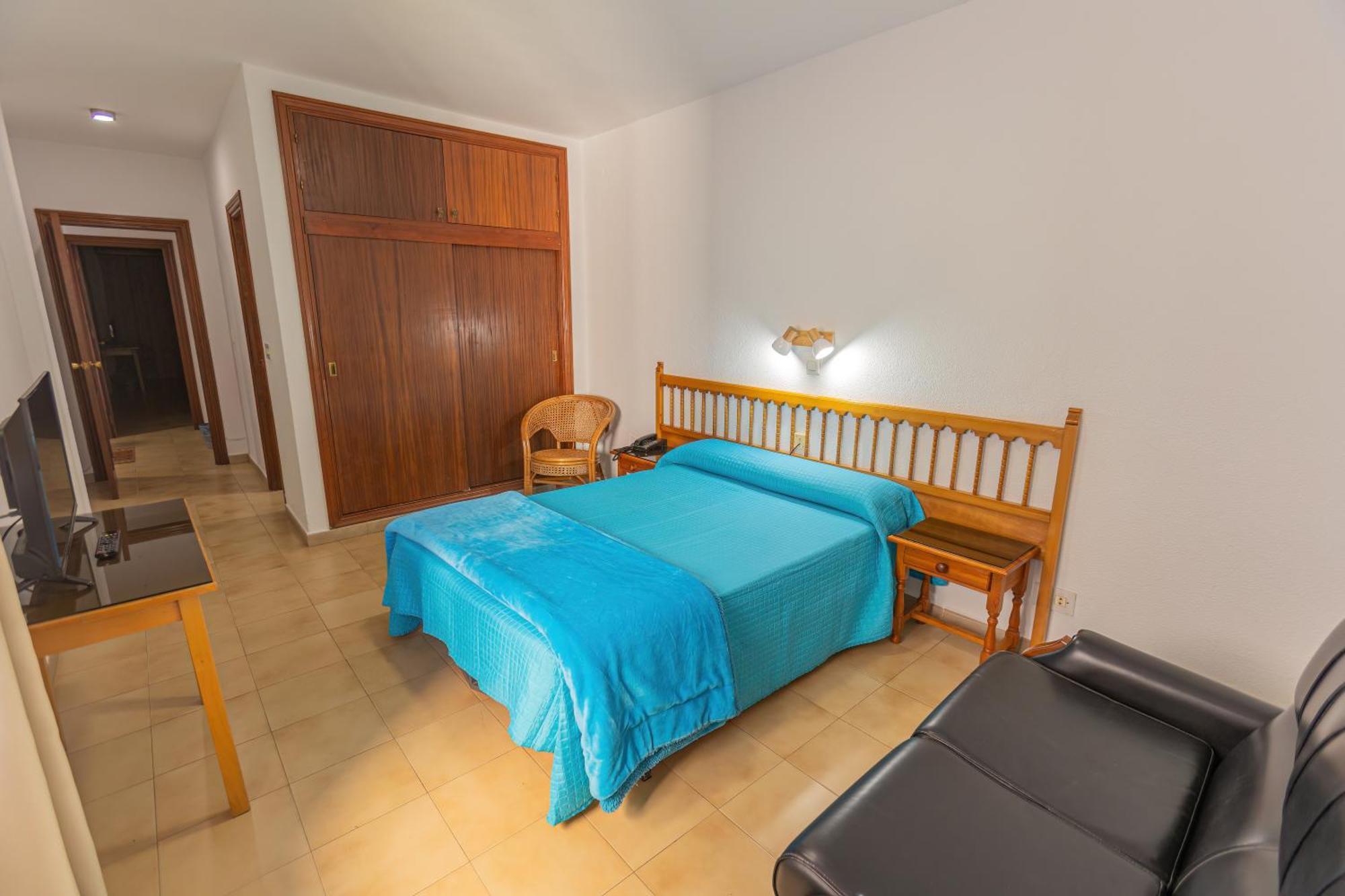Hotel Tres Jotas Conil Conil De La Frontera Eksteriør billede