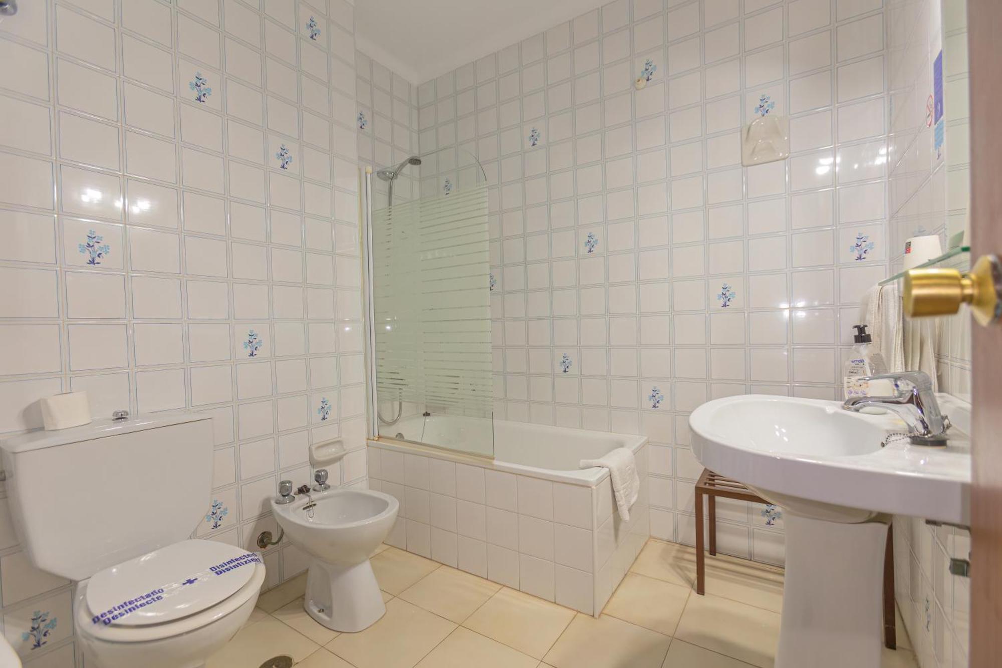 Hotel Tres Jotas Conil Conil De La Frontera Eksteriør billede