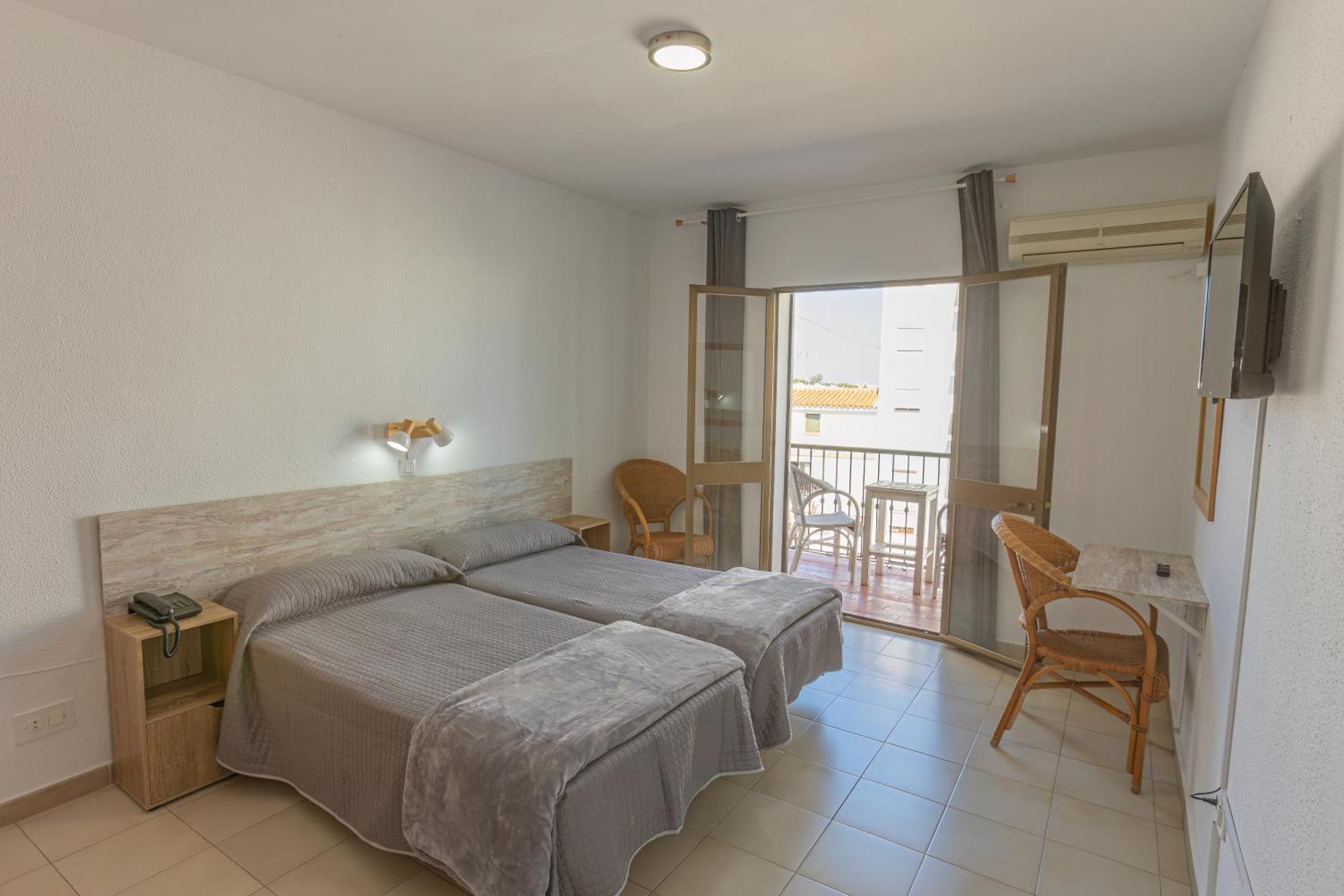 Hotel Tres Jotas Conil Conil De La Frontera Eksteriør billede