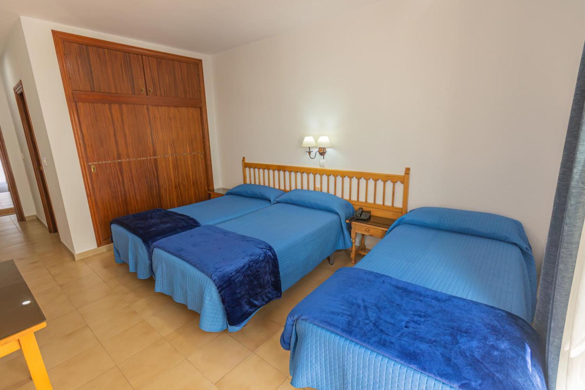 Hotel Tres Jotas Conil Conil De La Frontera Eksteriør billede