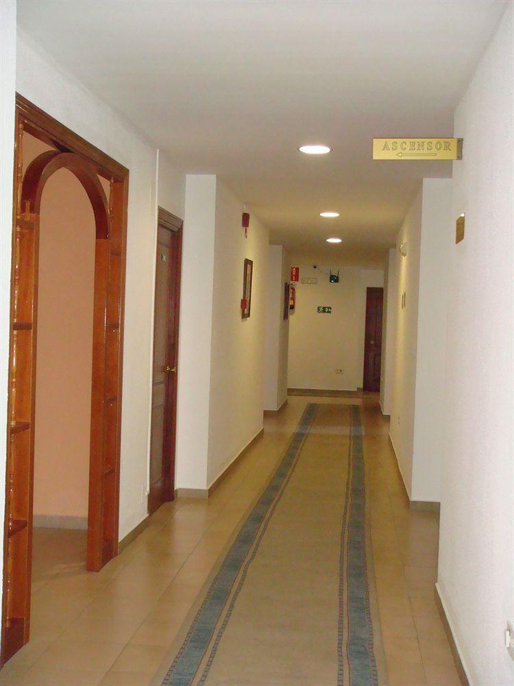 Hotel Tres Jotas Conil Conil De La Frontera Eksteriør billede