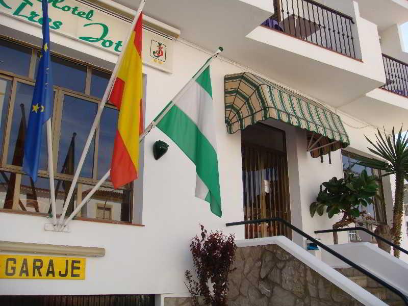 Hotel Tres Jotas Conil Conil De La Frontera Eksteriør billede