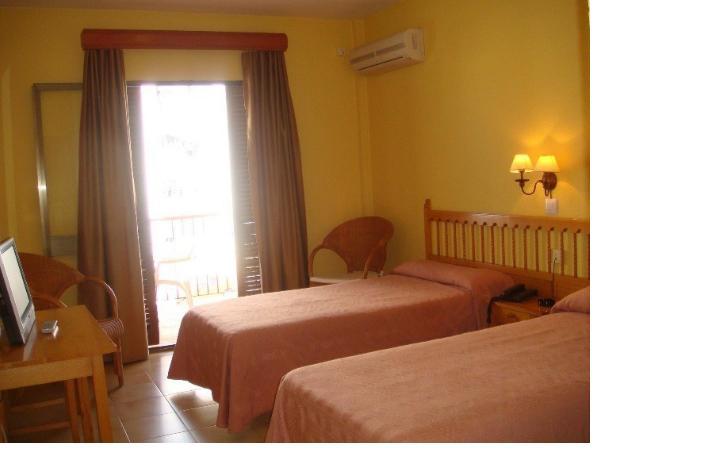 Hotel Tres Jotas Conil Conil De La Frontera Eksteriør billede