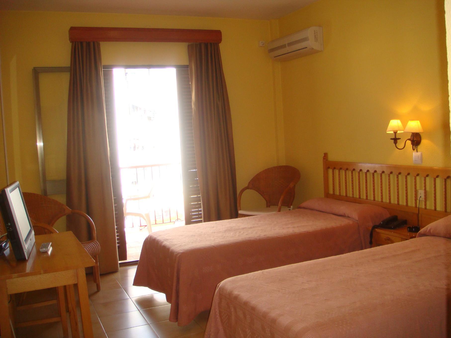 Hotel Tres Jotas Conil Conil De La Frontera Eksteriør billede