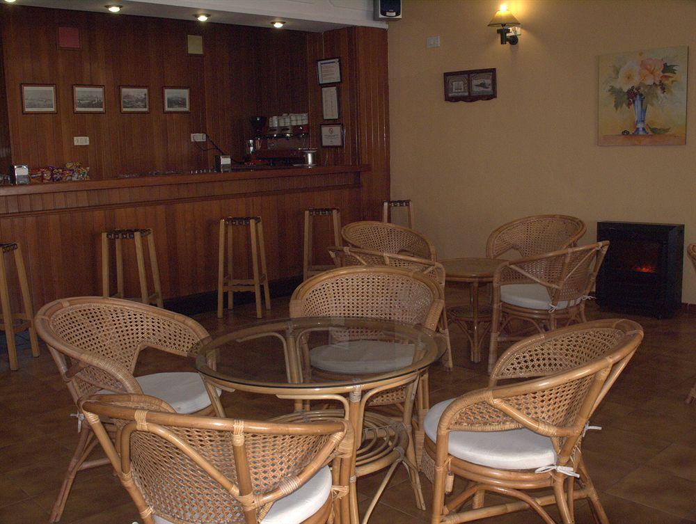 Hotel Tres Jotas Conil Conil De La Frontera Eksteriør billede