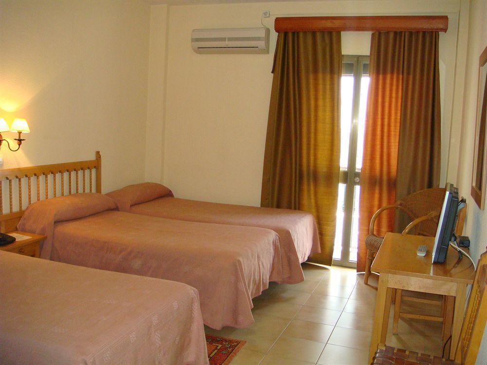 Hotel Tres Jotas Conil Conil De La Frontera Eksteriør billede