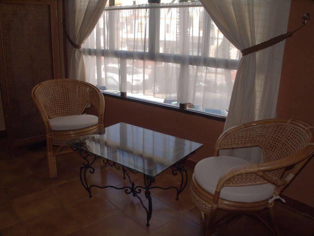 Hotel Tres Jotas Conil Conil De La Frontera Eksteriør billede